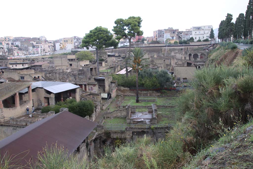 Ins. Or. 1. 2, Herculaneum. October 2020.
Looking north from access roadway towards “tower room” on left, and rooms at rear, on right. Photo courtesy of Klaus Heese.
